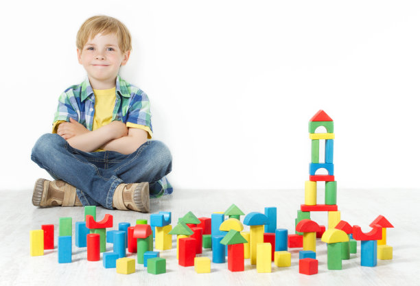 男孩和积木玩具图片下载