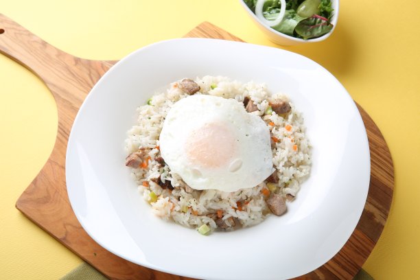 炒饭和蔬菜图片下载