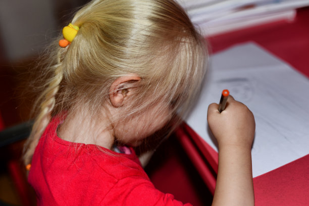 小女孩又画画又写字图片下载