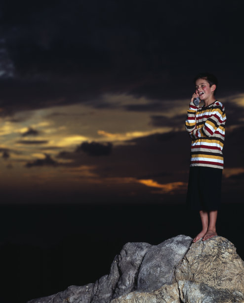 有手机的男孩图片下载