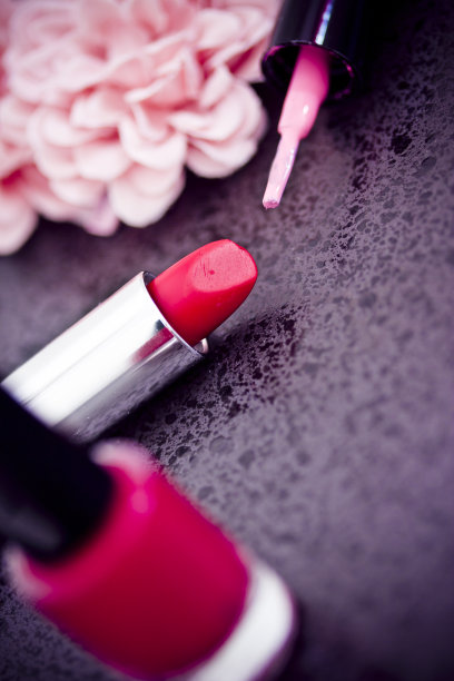 红色唇膏，指甲油;粉色的花瓣图片下载