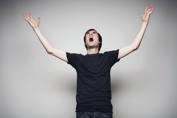 年轻男性在愤怒中尖叫图片下载