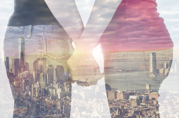 一对夫妇在纽约前的双重曝光图片下载