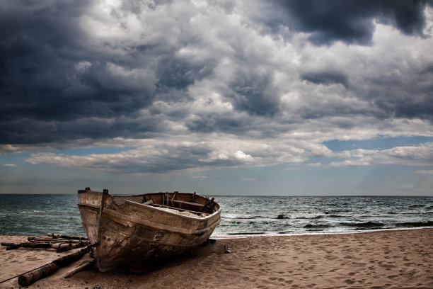 船停泊在海边的沙滩上图片下载