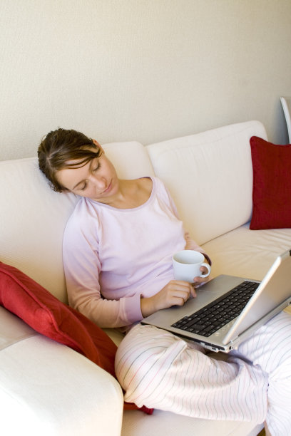 早上拿着笔记本电脑的女孩图片下载