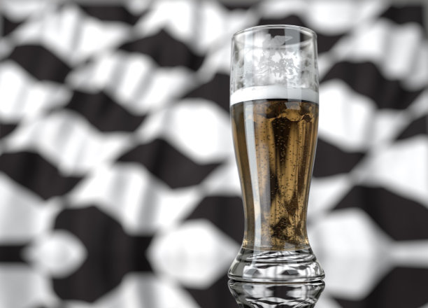 一杯啤酒站在圣保罗的一面人行道旗帜前图片下载