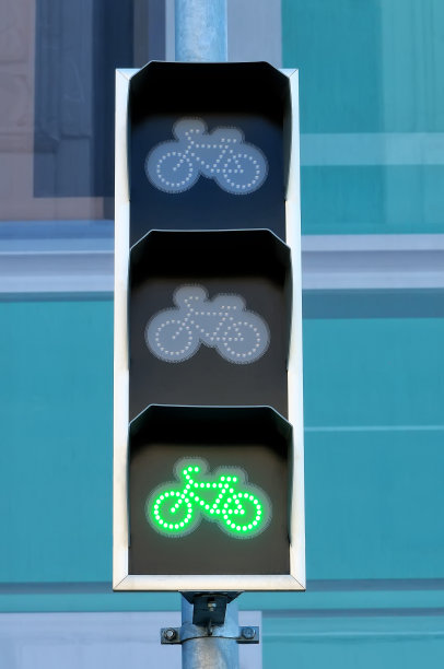 为骑自行车的人准备的交通灯有绿色信号图片下载