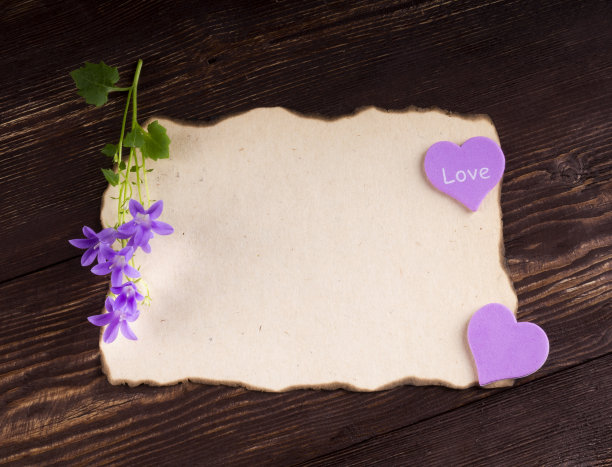 一堆情书放在质朴的木板上图片下载