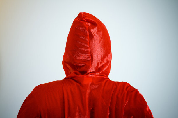 穿红上衣的人图片下载