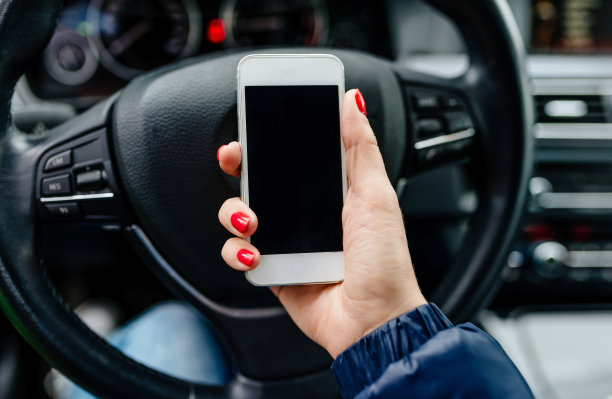 一个女人拿着一个白色的黑屏智能手机图片下载