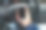 一个女人拿着一个白色的黑屏智能手机图片下载