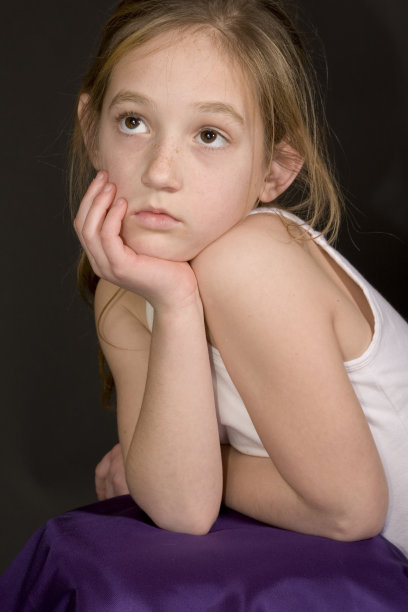 黑色背景下的女孩肖像图片下载