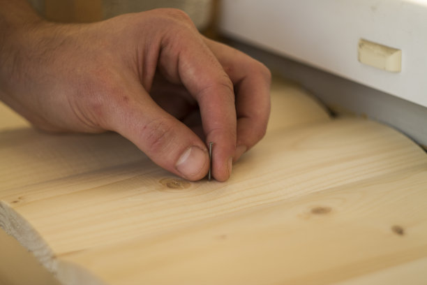 锤子和钉子用于木焦背景图片下载