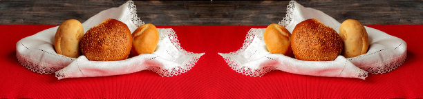 带花边的芝麻面包卷，红色纸巾上的餐巾。图片下载