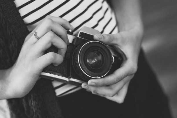 胶卷相机在女孩的手中图片下载