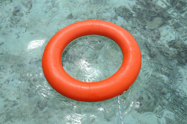 救生员漂浮在海面上图片下载