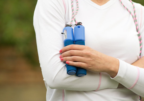 女子手持跳绳图片下载