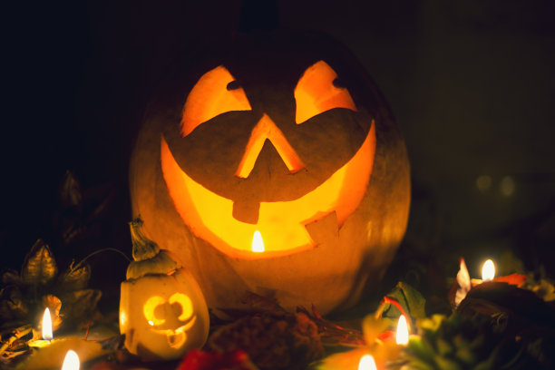 两个万圣节南瓜在黑暗中发光图片下载