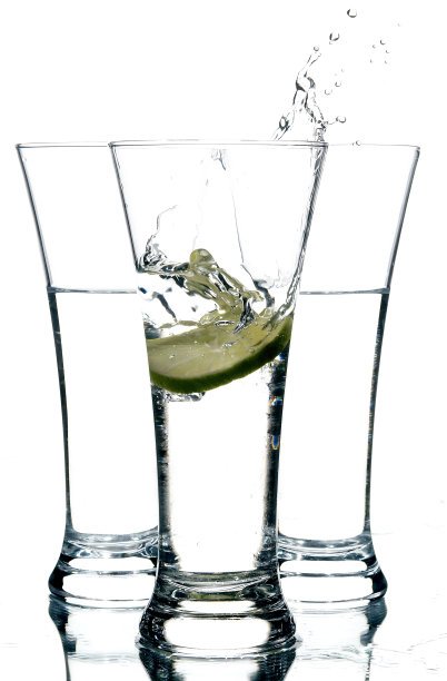 有水和石灰的静物;图片下载