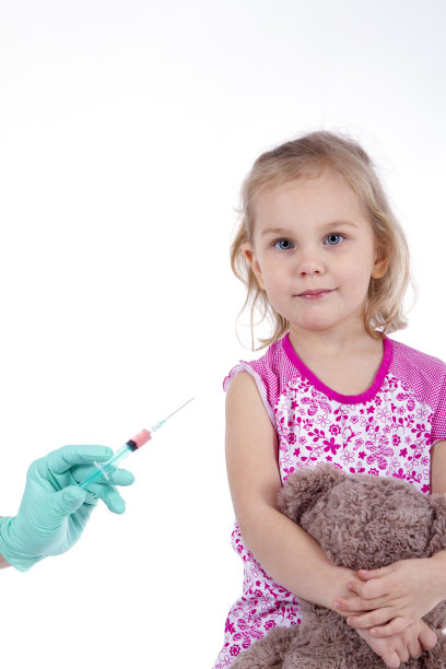 医生拿着注射疫苗的小女孩图片下载