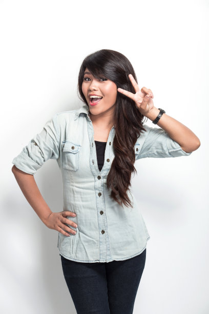 年轻女子开心摆姿势图片下载