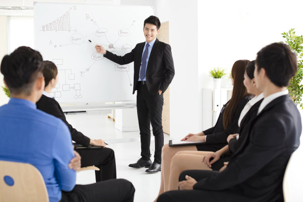 商人在办公室向合作伙伴展示新项目图片下载