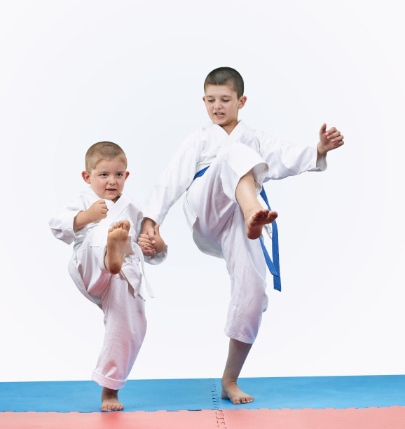 运动员们的兄弟们正在向前踢腿图片下载