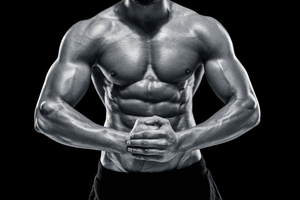 非常肌肉的男人在工作室摆姿势图片下载