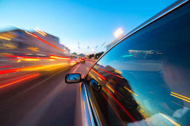 汽车在夜间行驶。图片下载