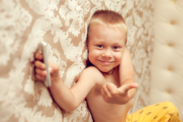 躺在床上的5岁欧洲白人男孩图片下载