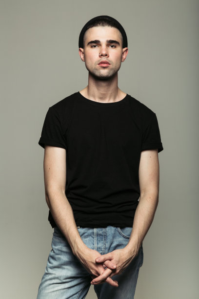 身穿黑色t恤的男子平静地走进镜头图片下载