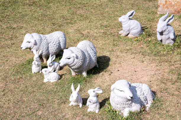 在花园里有绵羊和兔子雕像图片下载