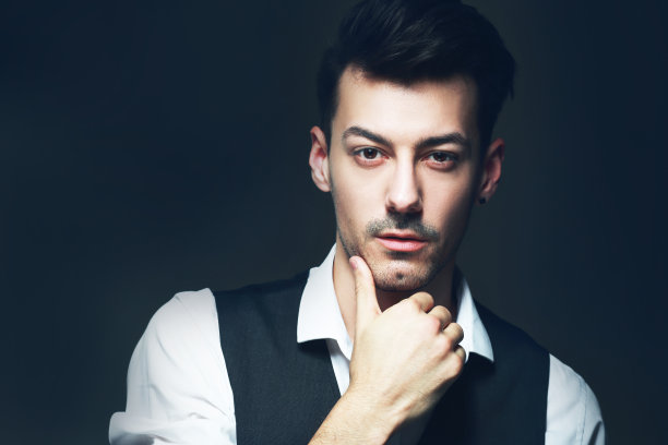 沉思的年轻人图片下载