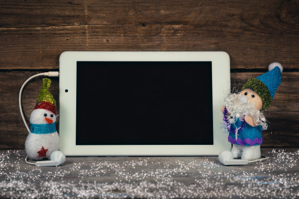 圣诞老人和雪人拿着石板。图片下载