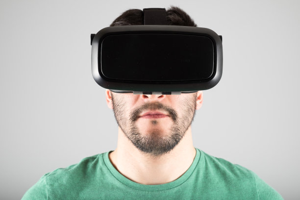 戴着虚拟现实眼镜的男人图片下载