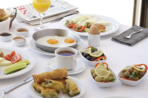 早餐桌上有西红柿，黄瓜，奶酪和橄榄图片下载