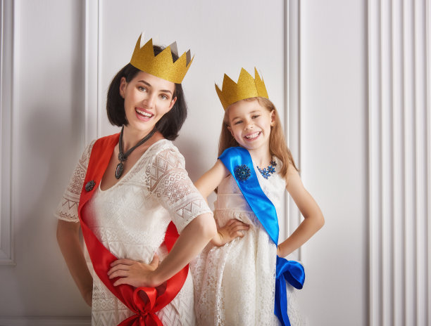 戴着金冠的王后和公主素材图片