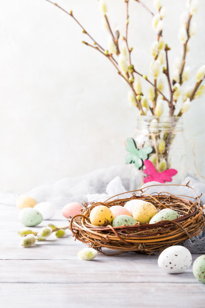 复活节组成鹌鹑巢中的蛋素材图片