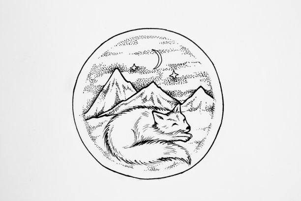 北极狐睡在高山的背景上。图片下载