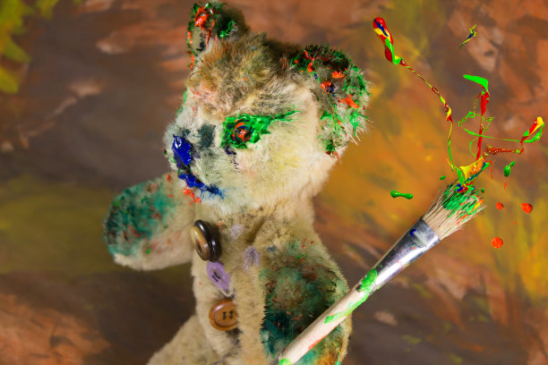 精灵泰迪熊玩具上的油漆在画笔上爆开了图片下载