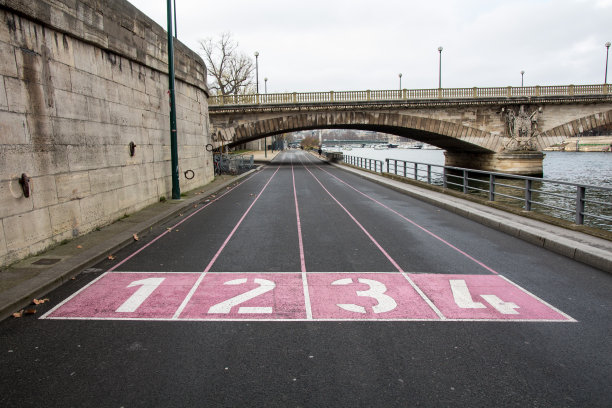 城市里的跑道紧挨着一条河图片下载