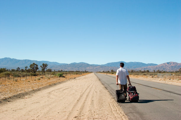 沙漠行走图片下载