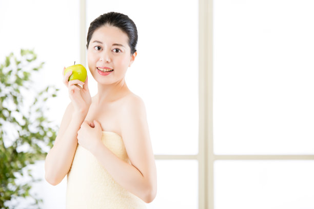 美丽的亚洲女孩，毛巾和新鲜的苹果洗澡后图片下载