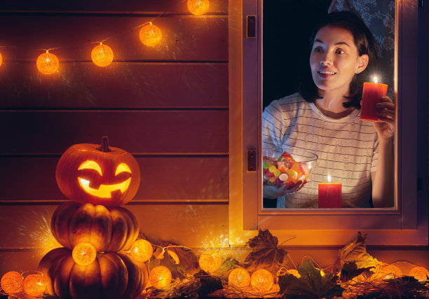 一位女士正在为孩子们准备零食图片下载