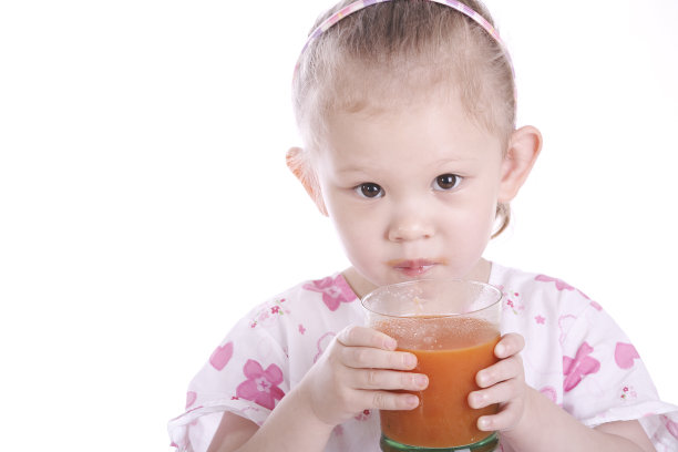 小女孩在喝胡萝卜汁图片下载