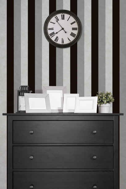 橱柜和时钟上的相框，黑白壁纸图片下载