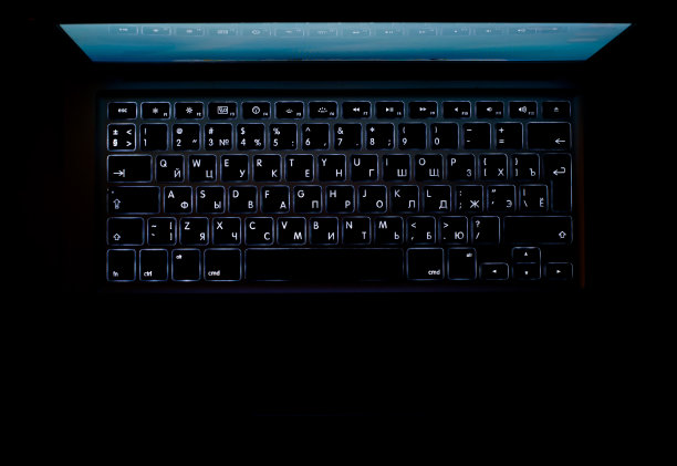 笔记本电脑在黑暗中隔离图片下载