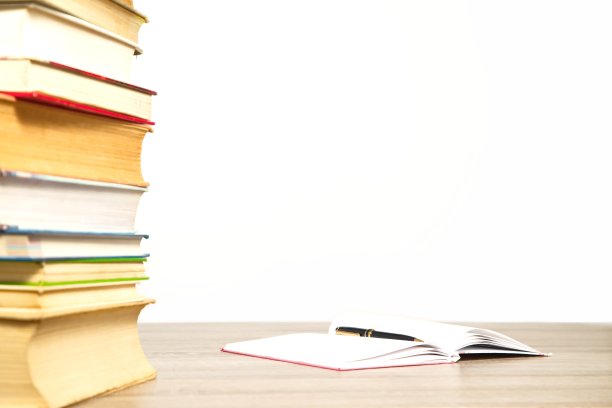 把书堆在桌子上图片下载