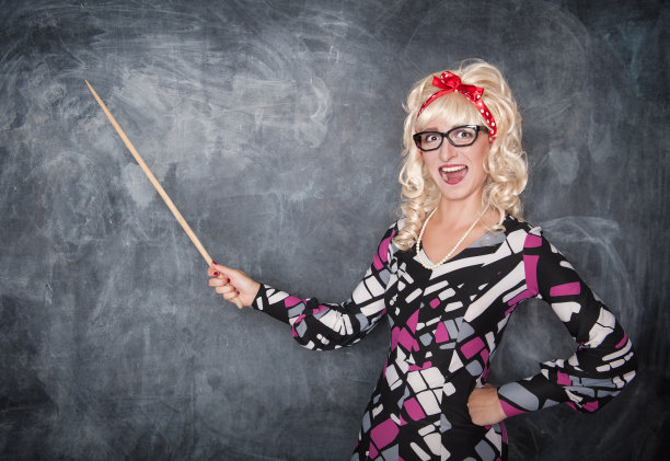 戴着眼镜，带着木制教鞭的复古老师图片下载