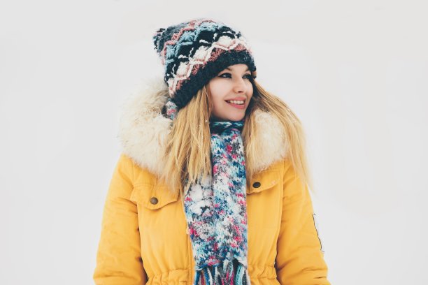 年轻女子快乐微笑户外冬装图片下载